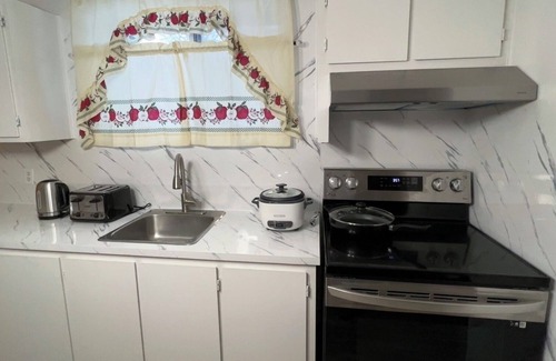 Montreal Apartamento | Lovely half basement Apt near highway