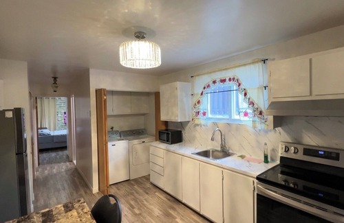 Montreal Apartamento | Lovely half basement Apt near highway