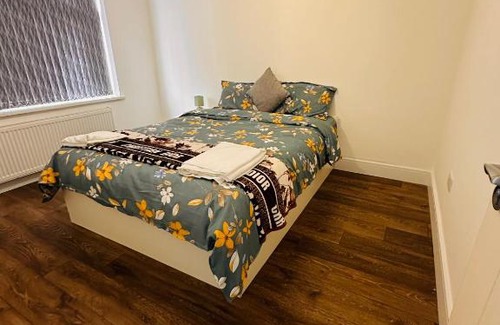 Hillingdon Casa | Lovely Hillingdon Family Holiday Home - 6 bedrooms