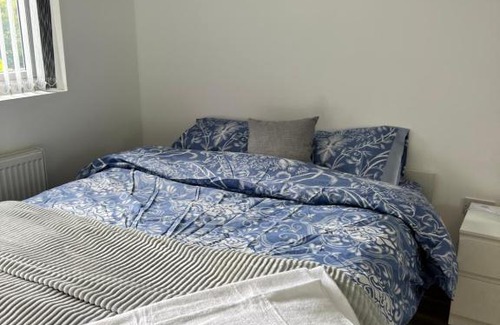 Hillingdon Casa | Lovely Hillingdon Family Holiday Home - 6 bedrooms