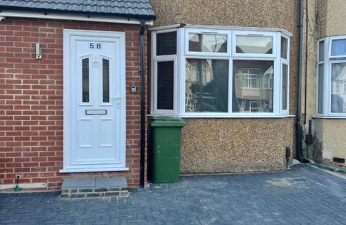 Hillingdon Casa | Lovely Hillingdon Family Holiday Home - 6 bedrooms
