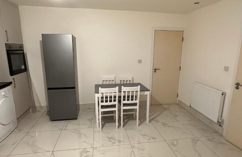 Hillingdon Casa | Lovely Hillingdon Family Holiday Home - 6 bedrooms