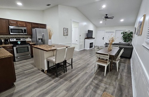 Northside Casa | Encantadora Casa a 10 min del Aeropuerto de Jacksonville con Piscina + Fogata.
