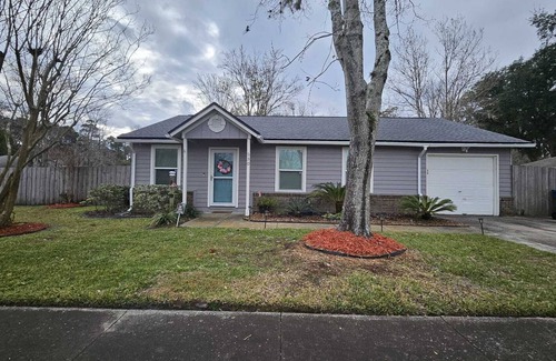 Northside Casa | Encantadora Casa a 10 min del Aeropuerto de Jacksonville con Piscina + Fogata.