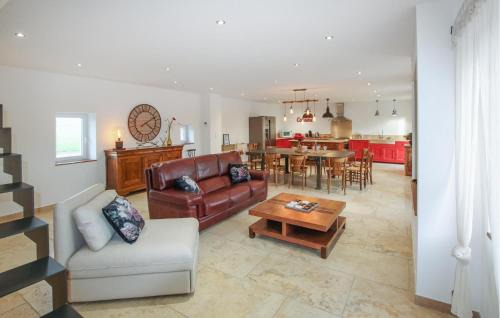 Donzere Casa | Lovely Home In Donzère With Kitchen