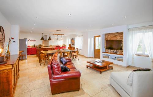 Donzere Casa | Lovely Home In Donzère With Kitchen