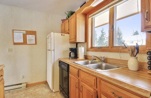 Davis Condominio | Lovely home in the center of Canaan Valley offers unlimited outside activity!