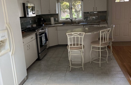 North Kingstown Casa | Lovely home minutes from Narragansett Bay, 19 minutes to Newport, sleeps 10