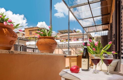 Rione III Colonna Apartamento | Lovely Home Spanish Steps with Balcony