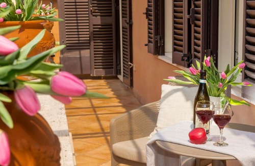 Rione III Colonna Apartamento | Lovely Home Spanish Steps with Balcony