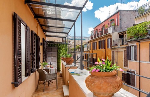Rione III Colonna Apartamento | Lovely Home Spanish Steps with Balcony
