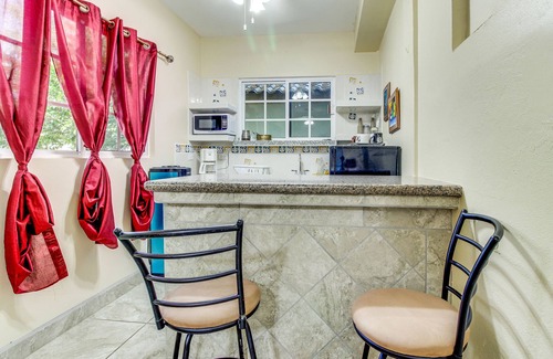 San Ignacio Casa | Hermosa casa con piscina compartida, preciosas vistas y balc�����������������n - perfecto para excursiones de un d���������������a