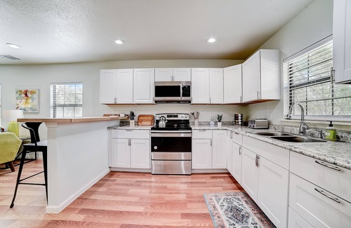 Blanco Cabina | Lovely home with a deck, firepit, washer/dryer & AC - dog-friendly
