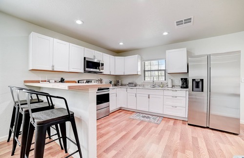 Blanco Cabina | Lovely home with a deck, firepit, washer/dryer & AC - dog-friendly