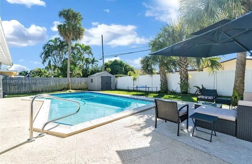 Boca Raton Casa | Lovely home with heated Pool a mile from the beach