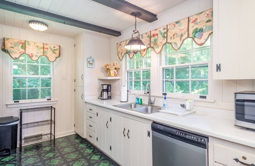 Laurel Park Casa | Lovely & inviting home with a sun porch, washer/dryer & AC