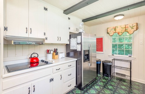 Laurel Park Casa | Lovely & inviting home with a sun porch, washer/dryer & AC
