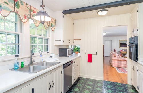 Laurel Park Casa | Lovely & inviting home with a sun porch, washer/dryer & AC