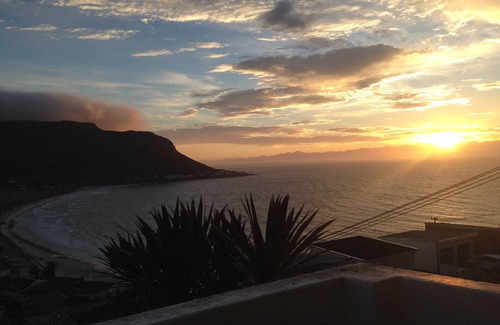 Fish Hoek Casa | Lovely large family House near beach, spectacular sea and mountain views.
