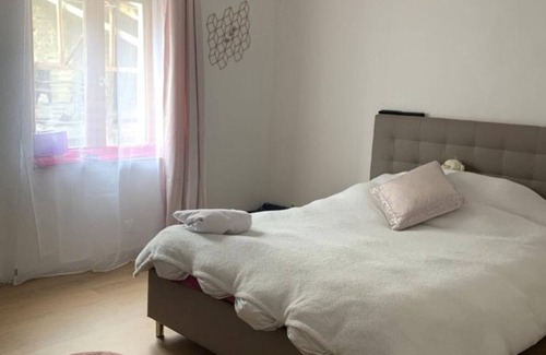 Brevans Casa | Lovely large house with fenced garden and veranda