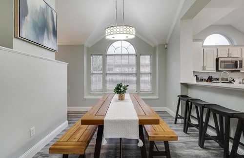 Lewisville Casa | Lovely Lewisville great location minutes to Denton, Flower Mound, & The Colony!