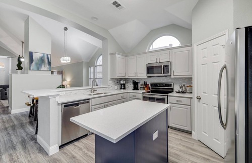 Lewisville Casa | Lovely Lewisville great location minutes to Denton, Flower Mound, & The Colony!