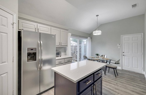 Lewisville Casa | Lovely Lewisville great location minutes to Denton, Flower Mound, & The Colony!