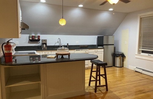 Beacon Apartamento | Lovely Loft across Madam Brett Park Entrance! Short drive to Main Street