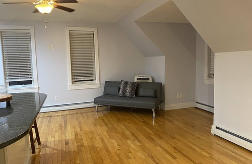 Beacon Apartamento | Lovely Loft across Madam Brett Park Entrance! Short drive to Main Street