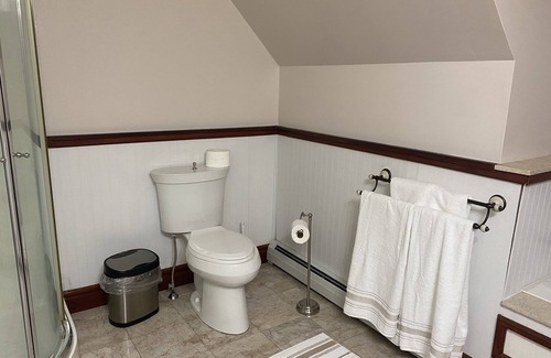Beacon Apartamento | Lovely Loft across Madam Brett Park Entrance! Short drive to Main Street