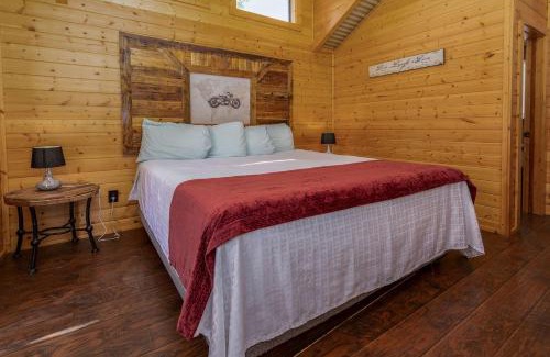 Pipe Creek Casa | Lovely Log Cabin Rental for Four near San Antonio Texas