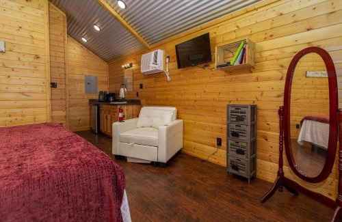 Pipe Creek Casa | Lovely Log Cabin Rental for Four near San Antonio Texas