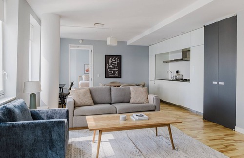 Central New York City Apartamento | Lovely Midtown 2BR, Gym, Rooftop, W/D, Doorman, by Blueground