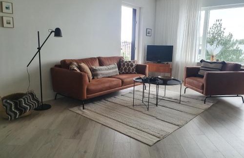 Hliðar Apartamento | Lovely modern 1-bedroom apartment, free parking
