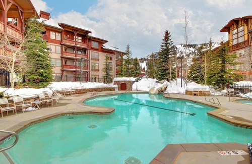 Salt Lake Mountain Resorts Condominio | Condominio ski-in / ski-out con jacuzzi compartido, piscina y más - ¡impresionantes vistas!