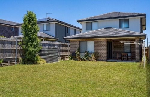 Schofields Casa | Lovely New 5 bedroom + Study/Back Yd