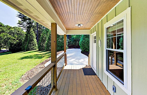 Woodfin Cabina | Lovely New Cottage with Deck & Firepit | Minutes to Town & Adventures