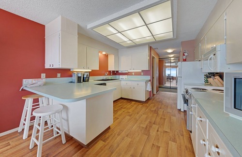 Lincoln Beach Condominio | Lovely oceanfront condo with sweeping water views, & balcony