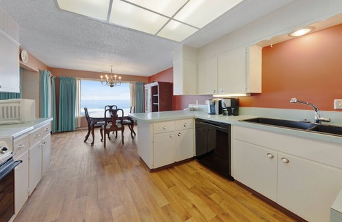 Lincoln Beach Condominio | Lovely oceanfront condo with sweeping water views, & balcony