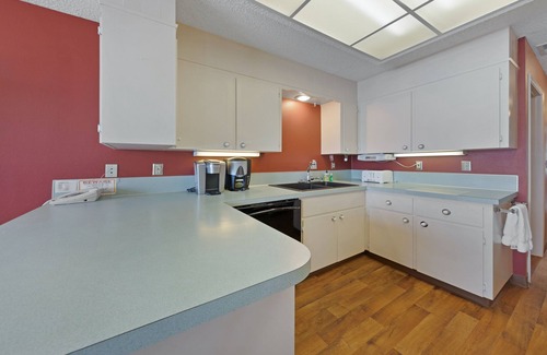 Lincoln Beach Condominio | Lovely oceanfront condo with sweeping water views, & balcony