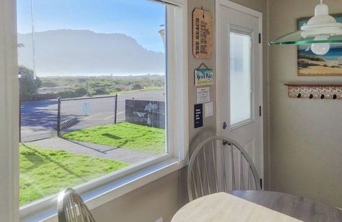Seaside Cabaña | Lovely oceanfront getaway with pool & fireplace