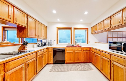 Crescent City Casa | Lovely oceanfront oasis with panoramic views, patio, & games - near beach & golf