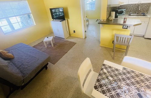 Flagler Village Casa | Lovely One Bedroom with Kitchen Near the Beach In Fort Lauderdale