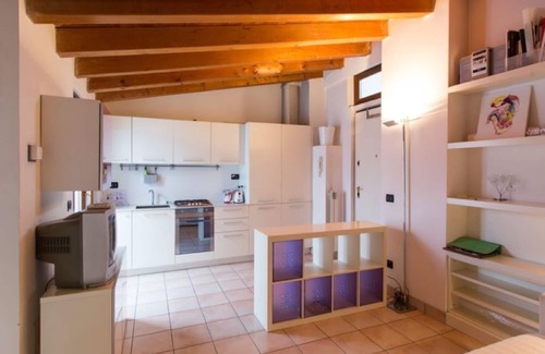 Affori Apartamento | Lovely one-bedroom apartment with two balconies in the lively Dergano area.