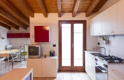 Affori Apartamento | Lovely one-bedroom apartment with two balconies in the lively Dergano area.
