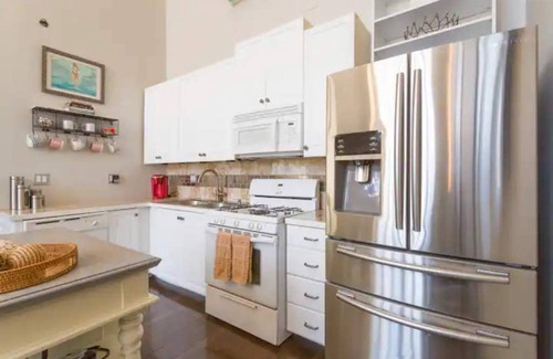 Forest Park Condominio | Lovely, Pet Friendly Condo w/ King Bed & Parking!
