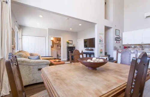 Forest Park Condominio | Lovely, Pet Friendly Condo w/ King Bed & Parking!