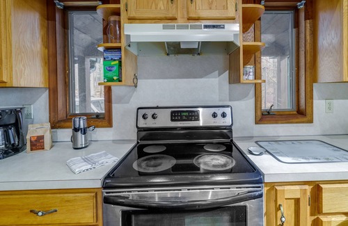 Gouldsboro Cabina | Lovely Poconos Cabin w/ Resort Amenities!
