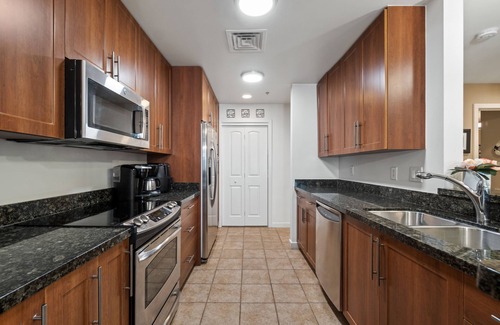 Sandbridge Condominio | Lovely Poolside Condo in an Oceanfront Building!