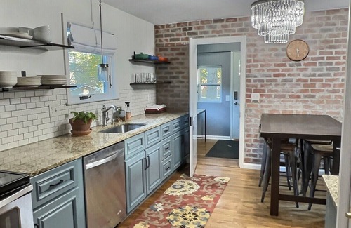 Prairie Village Casa | Lovely Prairie Village House, Dog friendly